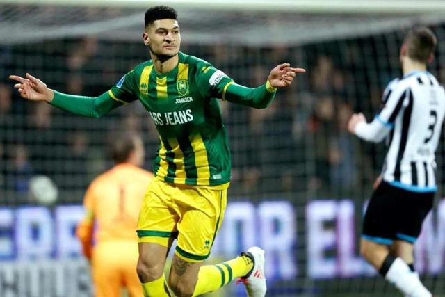 记者：李凯尔脚部仍有些肿胀 正常走路无大碍