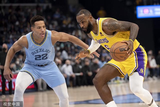 记者：李凯尔脚部仍有些肿胀 正常走路无大碍